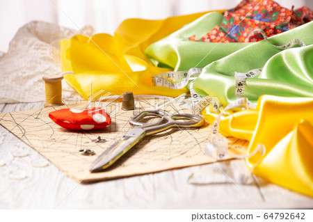 Set of items for cutting and sewing 64792642