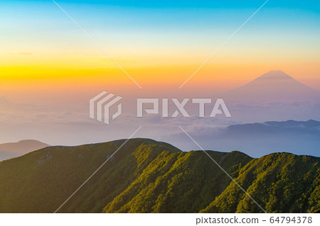 Mt. Fuji at sunrise from Kitadake [Yamanashi Prefecture] 64794378