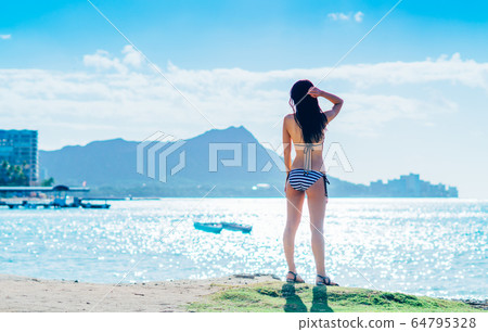 游泳衣的一個少婦 游泳衣的一個少婦 64795328