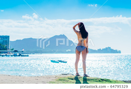 游泳衣的一個少婦 64795329