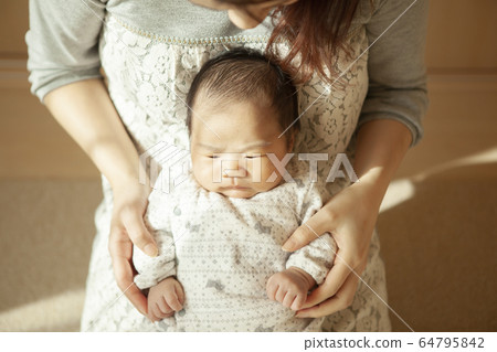 嬰兒由母親攜帶 嬰兒由母親攜帶 64795842