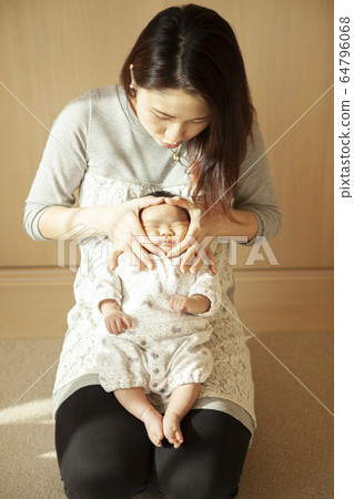 A mother holding a newborn baby 64796068