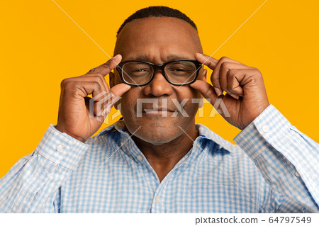 Confident mature african american man wearing glasses 64797549