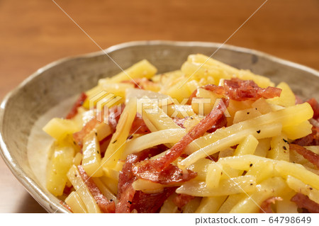 炒軟香腸和土豆（用黑胡椒炒）。 64798649