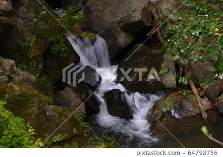 A view of the Five Pagoda Falls 64798756