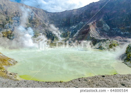 Active Volcano at White Island New Zealand. Volcanic Sulfur Crater Lake Active Volcano at White Island New Zealand. Volcanic Sulfur Crater Lake 64800584