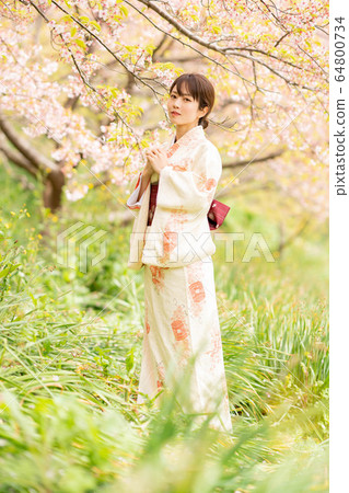 一個穿和服的女人 64800734