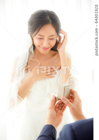 Beautiful woman bride ring ring happy marriage wedding dress white material Beautiful woman bride ring ring happy marriage wedding dress white material 64801928