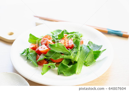 Ice plant and tomato salad 64807604