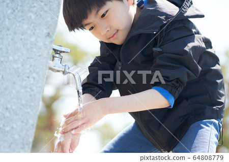 Boy washing hands 64808779