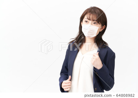 面具白色背景的女人 64808982