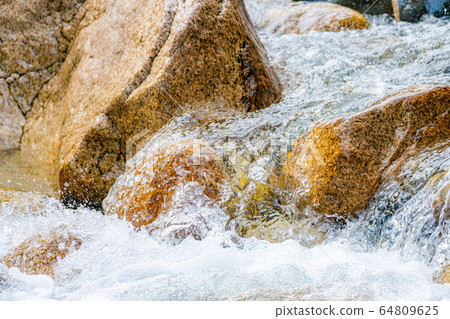 Water splash Sawa mountain stream [Nagano Prefecture] 64809625