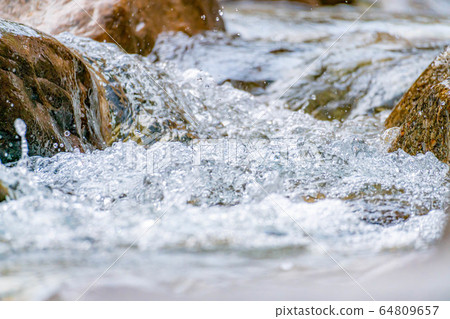 Water splash Sawa mountain stream [Nagano Prefecture] 64809657