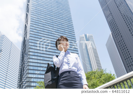 Business woman smartphone skyscraper 64811012