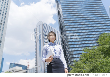 Business woman 64811013