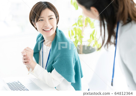 女性商業場景 64812364