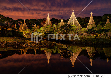 Aichi Prefecture, Nagoya City, Shirotori Garden, snow-capped evening view, illuminated autumn leaves Aichi Prefecture, Nagoya City, Shirotori Garden, snow-capped evening view, illuminated autumn leaves 64812365