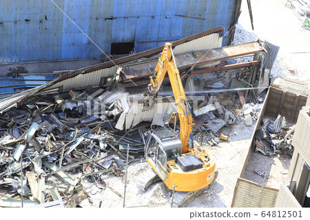 Demolition site working with a dismantling gripper Demolition site working with a dismantling gripper 64812501