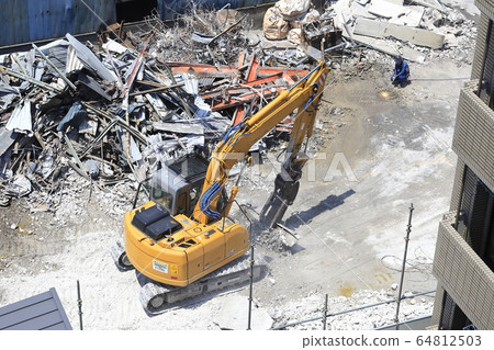 Demolition site working with a dismantling gripper Demolition site working with a dismantling gripper 64812503