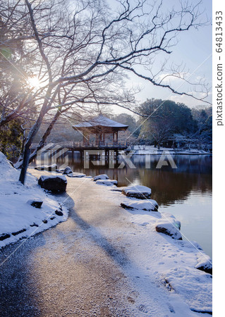 奈良公園浮宮和雪垂直位置3 奈良公園浮宮和雪垂直位置3 64813433