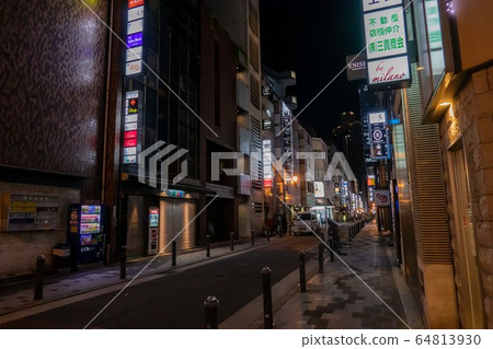 大阪北新地在由於宣布緊急而安靜的夜晚 64813930