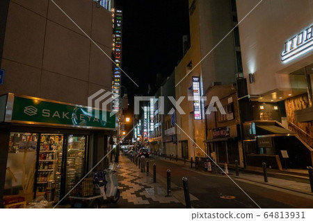 大阪北新地在由於宣布緊急而安靜的夜晚 大阪北新地在由於宣布緊急而安靜的夜晚 64813931