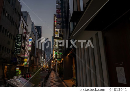 大阪北新地在由於宣布緊急而安靜的夜晚 64813941