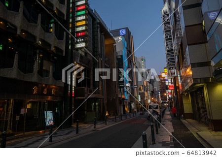 大阪北新地在由於宣布緊急而安靜的夜晚 大阪北新地在由於宣布緊急而安靜的夜晚 64813942