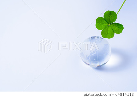 四葉三葉草和地球儀 四葉三葉草和地球儀 64814118