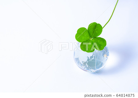 Four-leaf clover and globe, clearly trimmed up 64814875