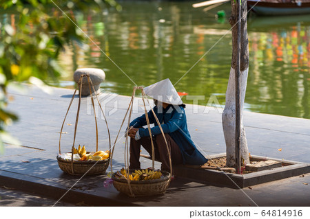 Hikasa of Vietnam, peddler who suffers nonla 64814916