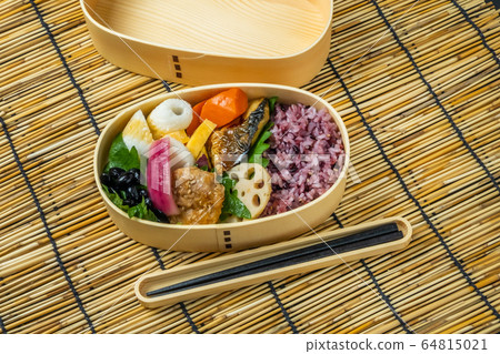 Japanese style famous lunch box (bento) Japanese style famous lunch box (bento) 64815021