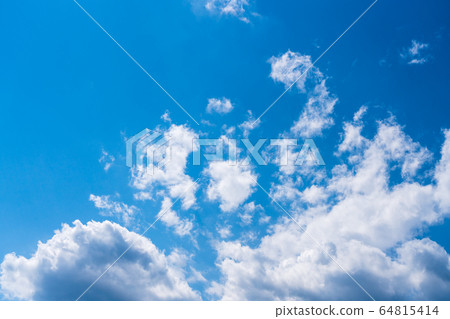 Spring blue sky with many clouds 64815414