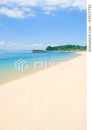 Shallow sea beach 64815781