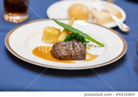 Wedding reception table 64816864