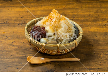 Japanese type of epidemic shaved ice 64817114