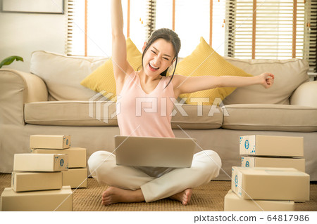 Young women online business Individual business person material working hard 64817986