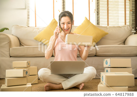 青年女性網上業務個體經營者的材料努力工作 青年女性網上業務個體經營者的材料努力工作 64817988