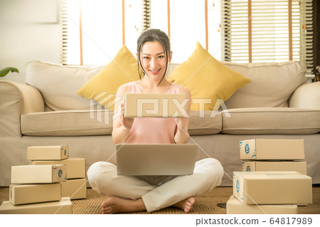 青年女性網上業務個體經營者的材料努力工作 青年女性網上業務個體經營者的材料努力工作 64817989