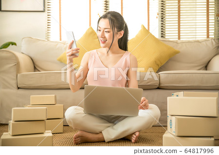 青年女性網上業務個體經營者的材料努力工作 64817996