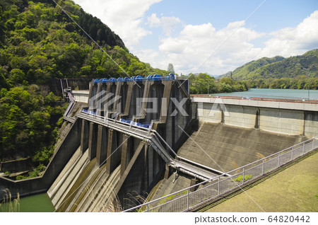 Fresh green Tsukui Lake and Shiroyama Dam 64820442