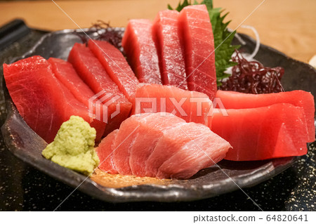 Tuna sashimi 64820641