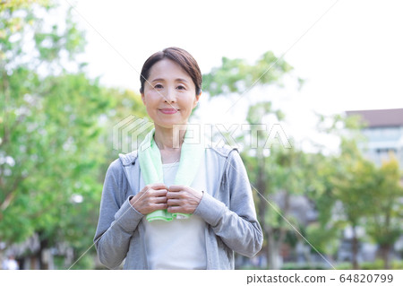 Middle female walk 64820799