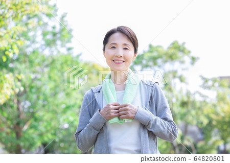 Middle female walk Middle female walk 64820801