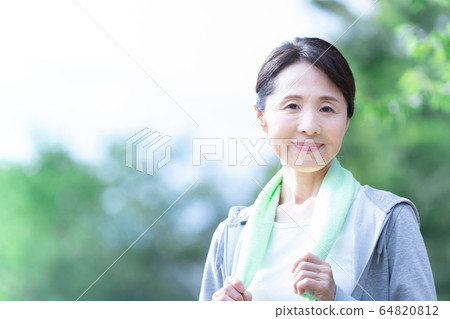 Middle female walk 64820812