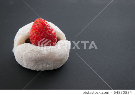 Strawberry Daifuku 64820884
