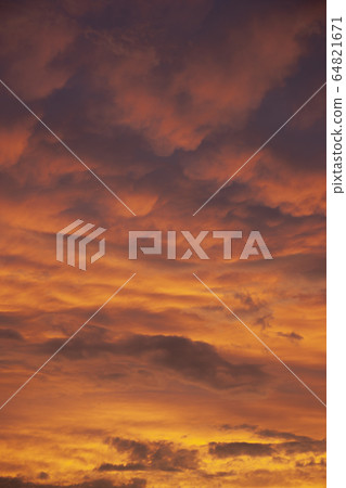 Thick clouds in the evening Thick clouds in the evening 64821671