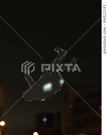CG three-dimensional illustration Silhouette images of men and women falling from the sky 64822141
