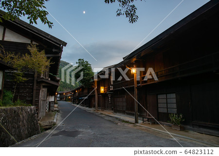 長野縣長木曾町Tsumagojuku Machiya的黃昏 64823112