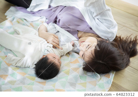 Mom and baby 64823312